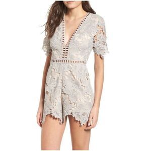 ASTR The Label Short Sleeve V-Neck Lace Short Romper Women's XS